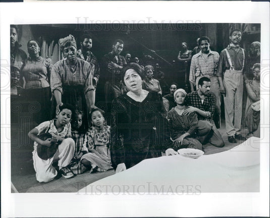 1977 Chicago, Illinois Opera Wilma Shakesnider & Cast Press Photo - Historic Images