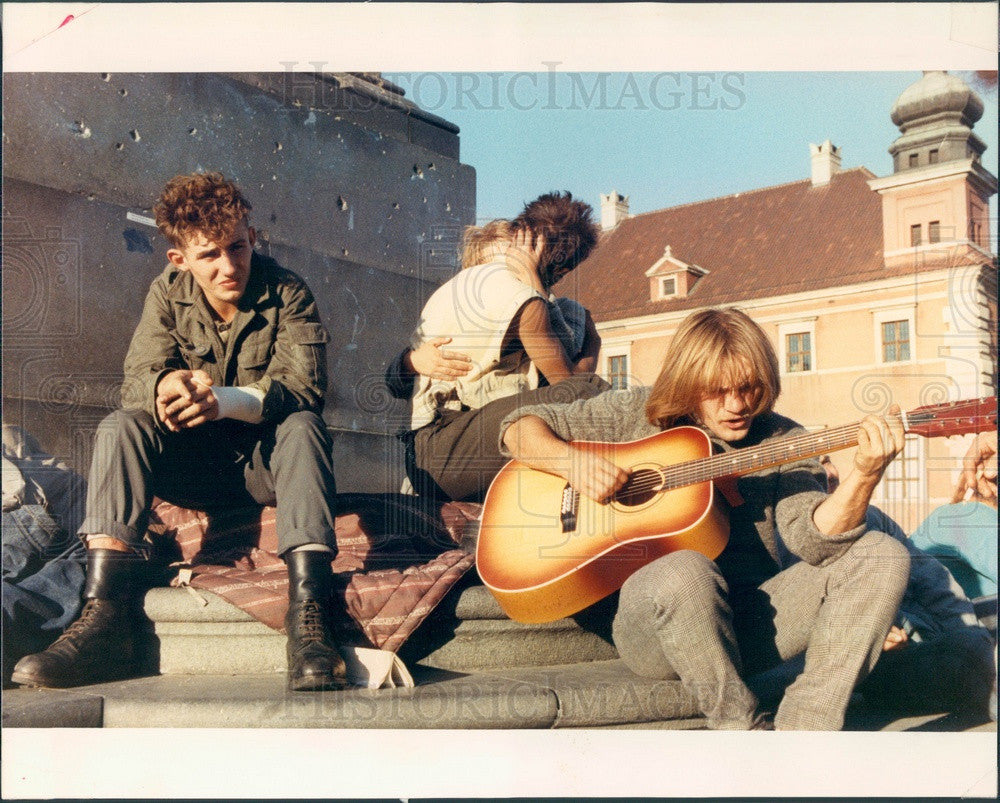 1989 Chicago, Illinois Young Polish Men at Warsaw Monument Press Photo - Historic Images