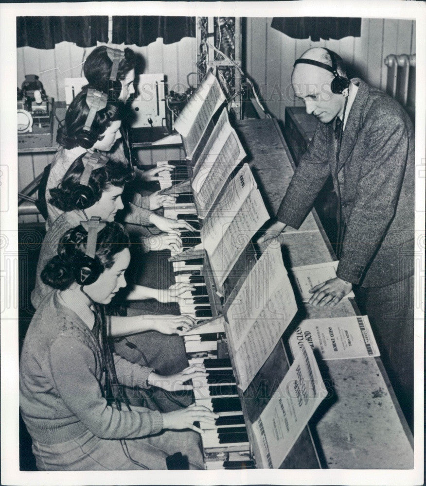 1951 England Silent Electronic Organ Heard Through Headphones Press Photo - Historic Images