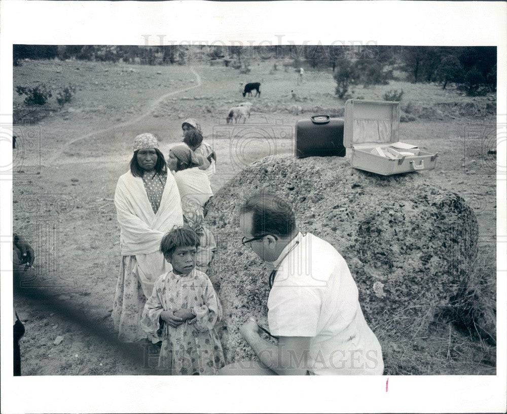 1965 Mexico, Tarahumara Indian Village &amp; Osteopath Dr. John Barkay Press Photo - Historic Images