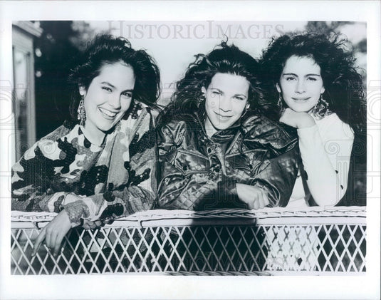 1993 Hollywood Actors Annabeth Gish/Lili Taylor/Julia Roberts Press Photo - Historic Images