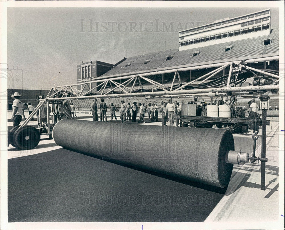 1975 Champaign, IL Univ of IL Zuppke Field Astro Turf Installation Press Photo - Historic Images