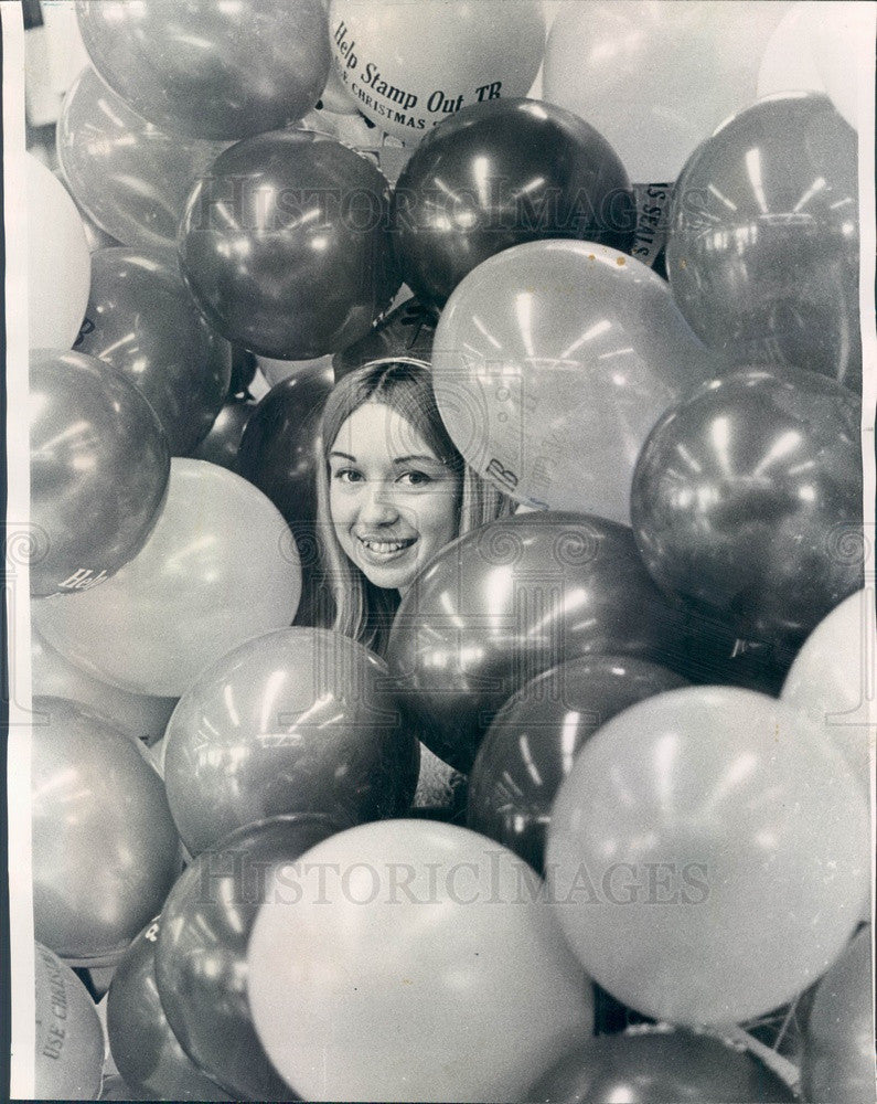 1966 Chicago, IL Christmas Seal Queen Marsha Dale &amp; TB Inst Balloons Press Photo - Historic Images