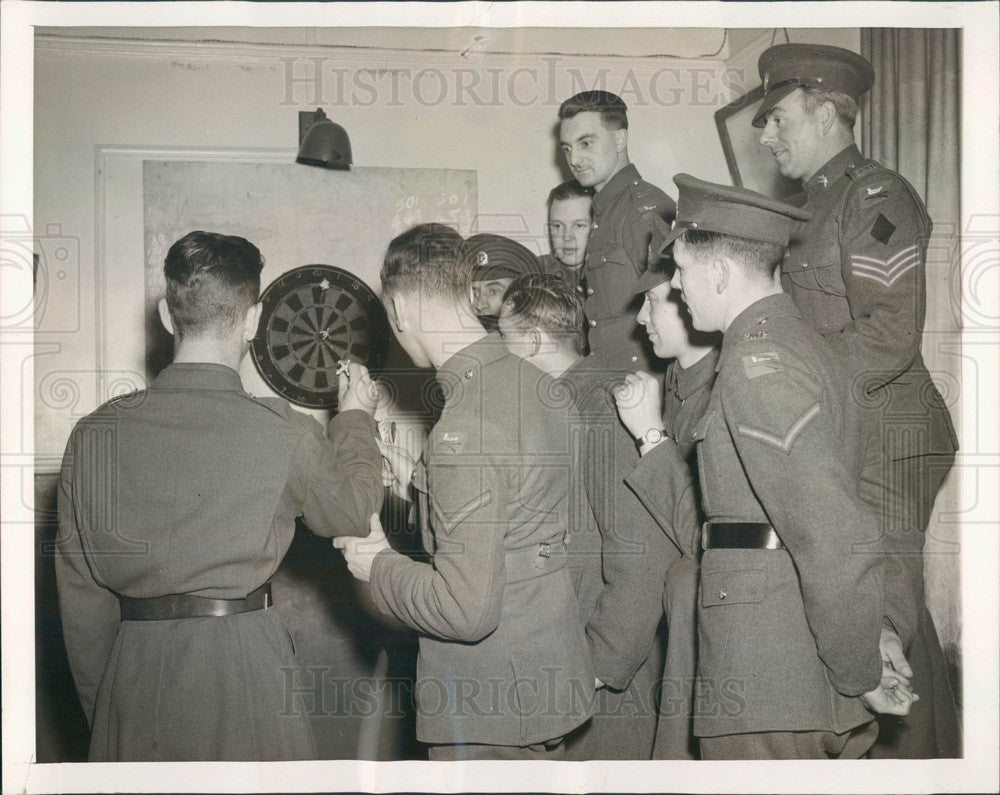 1942 British Soldiers Teach US Soldiers Darts in Northern Ireland Press Photo - Historic Images