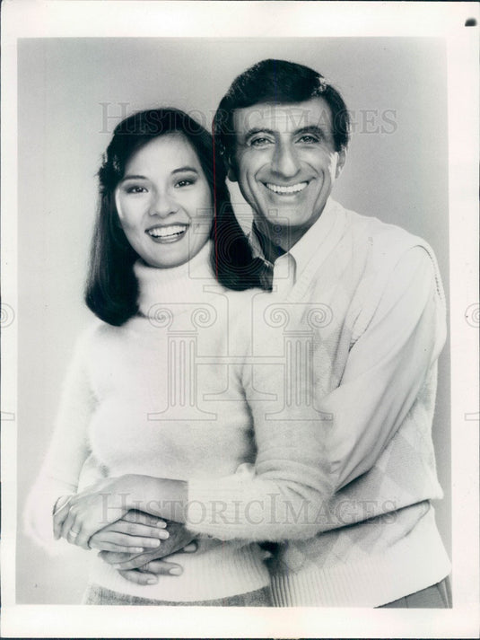1983 TV Show AfterMASH Cast, Jamie Farr & Rosalind Chao Press Photo - Historic Images