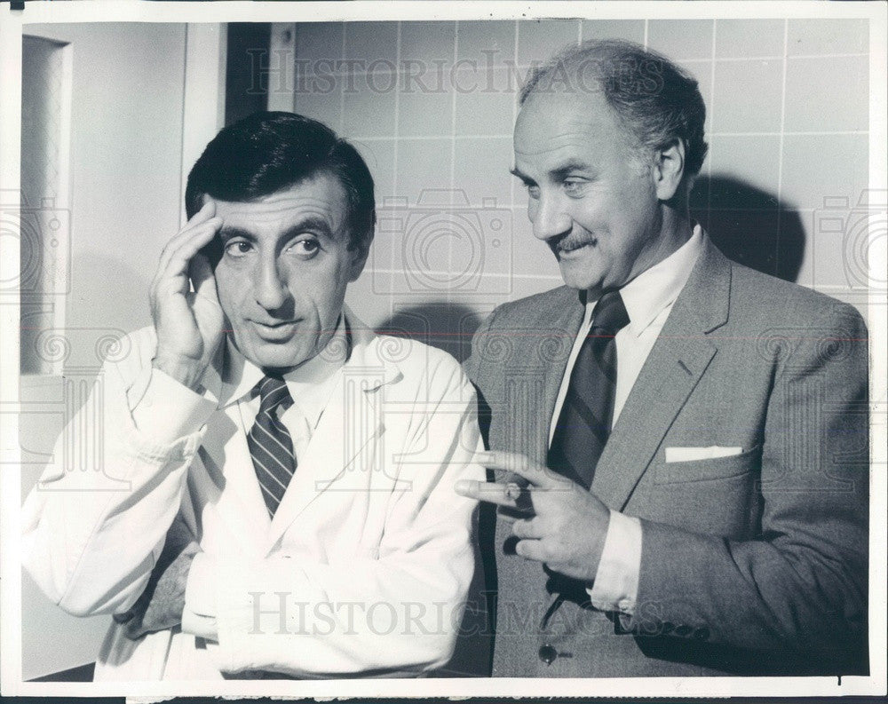 1984 TV Show AfterMASH Cast, Jamie Farr &amp; Peter Michael Goetz Press Photo - Historic Images