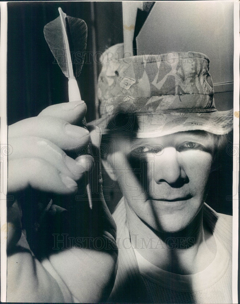 1974 Chicago, Illinois Saul&#39;s Pub Dart Player Ed Capp Press Photo - Historic Images