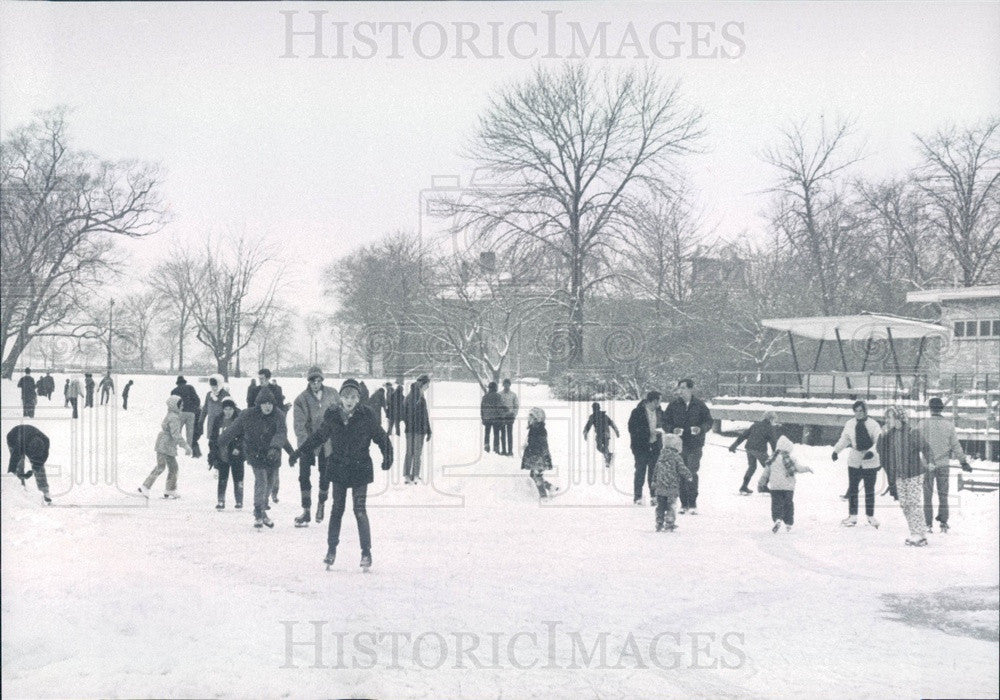 1969 Detroit, Michigan Belle Isle Ice Skating Press Photo - Historic Images