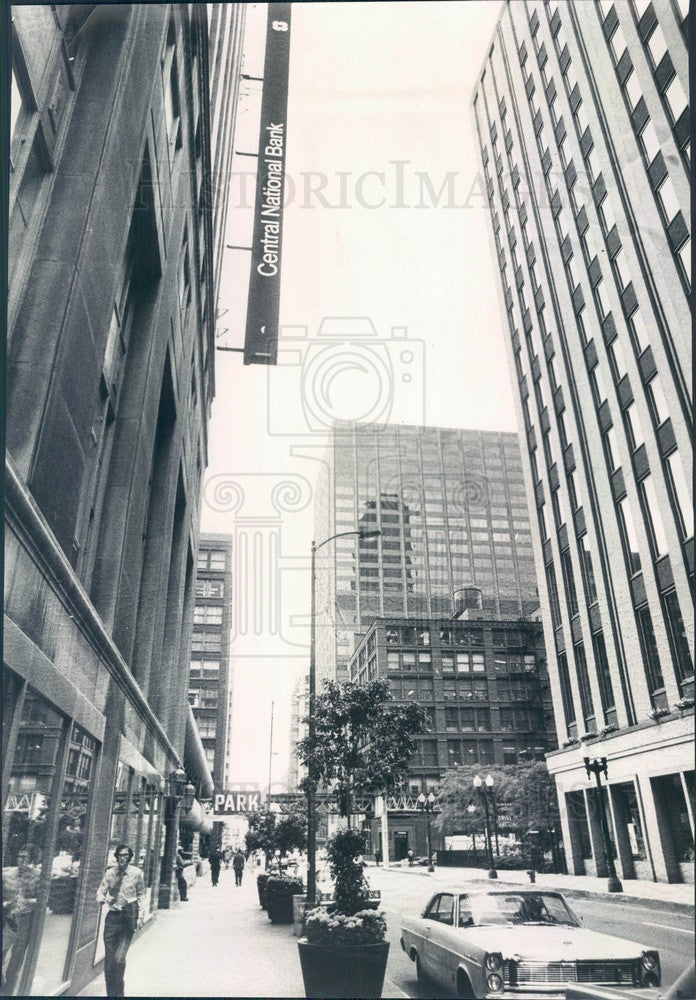 1971 Chicago, Illinois Central National Bank Sideways Sign Press Photo - Historic Images