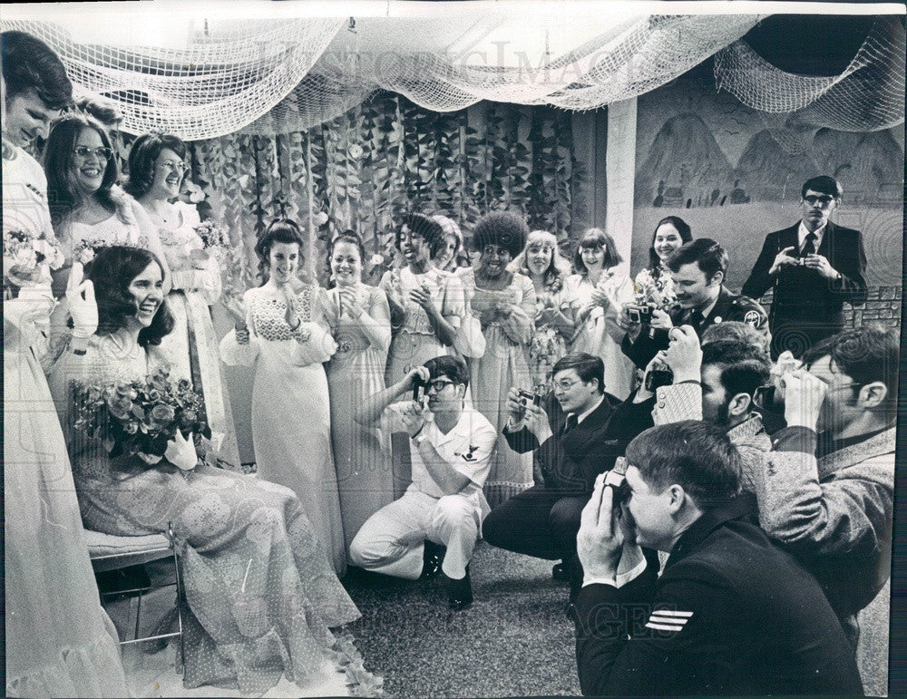 1974 Chicago, Illinois Miss USO Julie Sullivan Press Photo - Historic Images