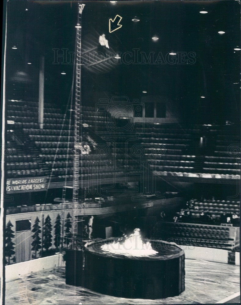 1973 High Diver Al Gonzales Somersaults Into Shallow Flaming Tank Press Photo - Historic Images