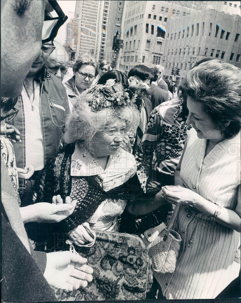 1973 Chicago, IL Woman Passing Out Dollar Bills on Michigan Ave Press Photo - Historic Images