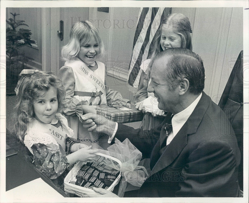 1977 Chicago, Illinois Mayor Bilandic &amp; Miss Sweetest Day Press Photo - Historic Images