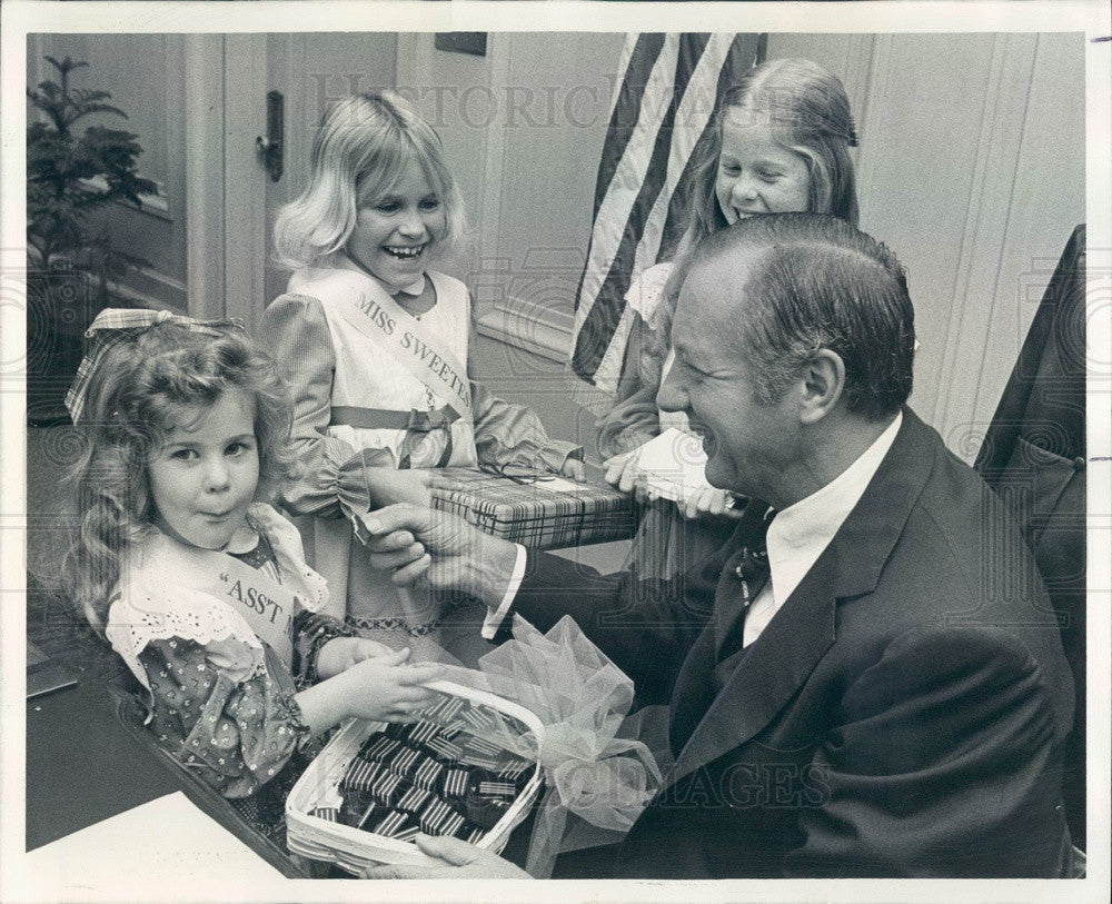 1977 Chicago, Illinois Mayor Bilandic & Miss Sweetest Day Press Photo - Historic Images