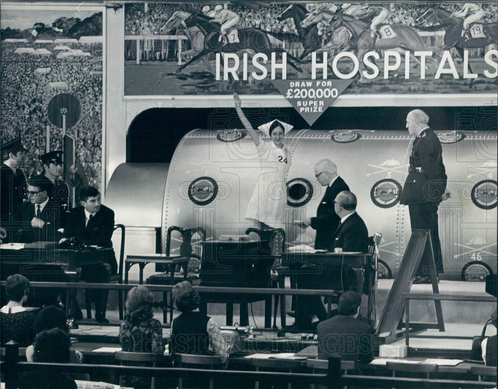 1971 Dublin, Ireland Irish Hospitals Sweepstakes Drawing Press Photo - Historic Images