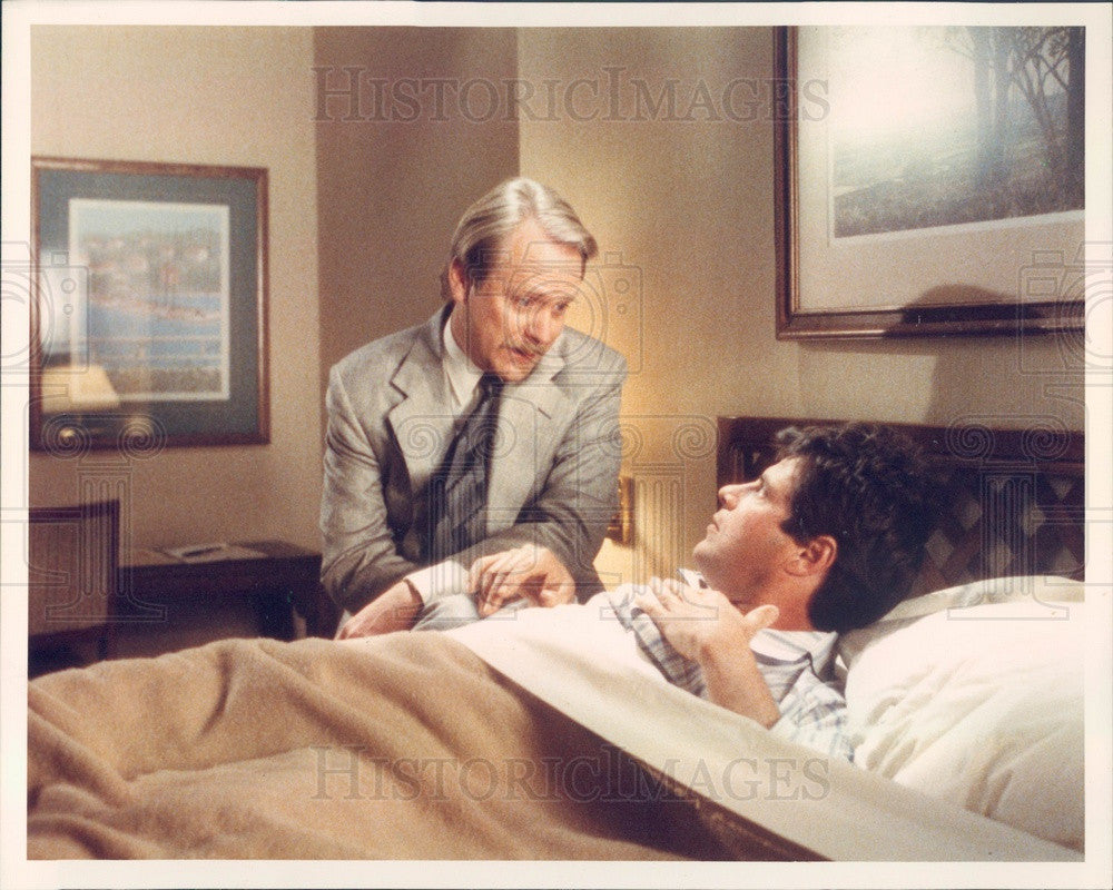 1988 Hollywood Actor Martin Mull Red Roof Inns Commercial Wake-Up Press Photo - Historic Images