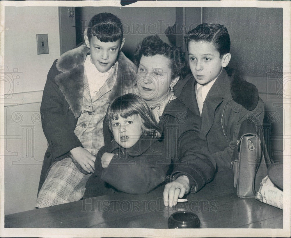 1953 Detroit, MI Communist Party Chairman Saul Wellman's Family Press Photo - Historic Images