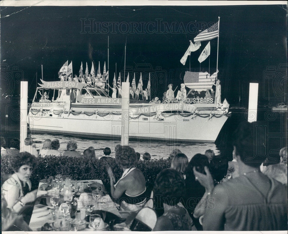 1976 Chicago, IL Lakefront Festival Venetian Night Patriotic Boat Press Photo - Historic Images