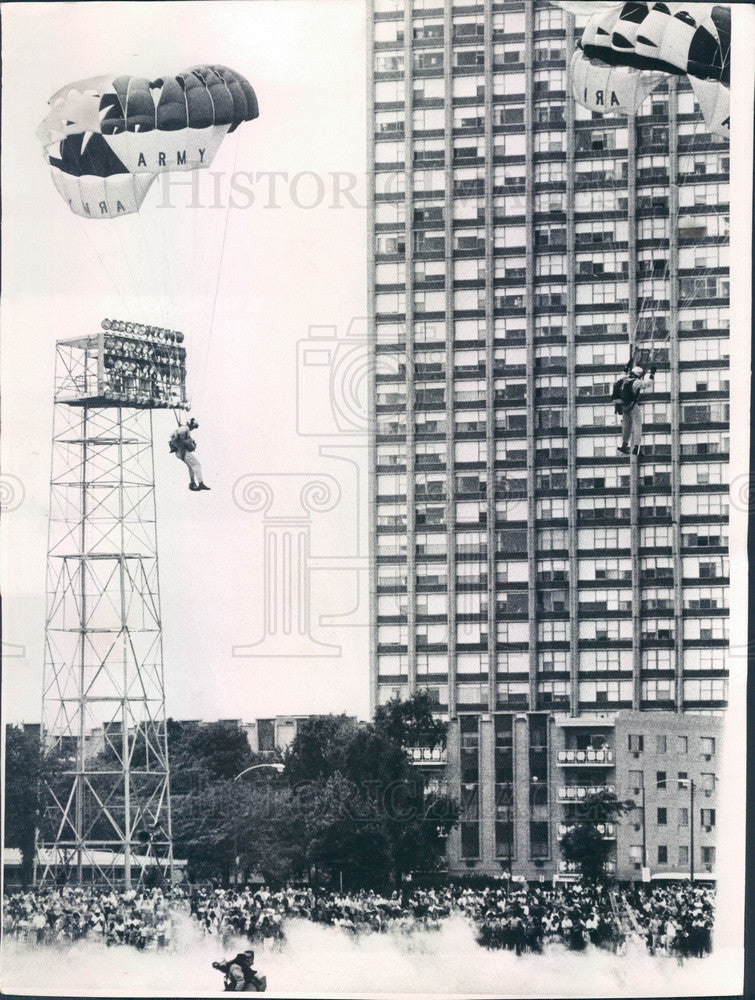 1971 Chicago, IL Lakefront Festival Army Golden Knights Parachute Press Photo - Historic Images