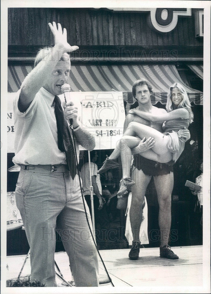 1981 Tampa, Florida WFLA-TV Rent-A-Kid Auction, Tarzan &amp; Jane Press Photo - Historic Images