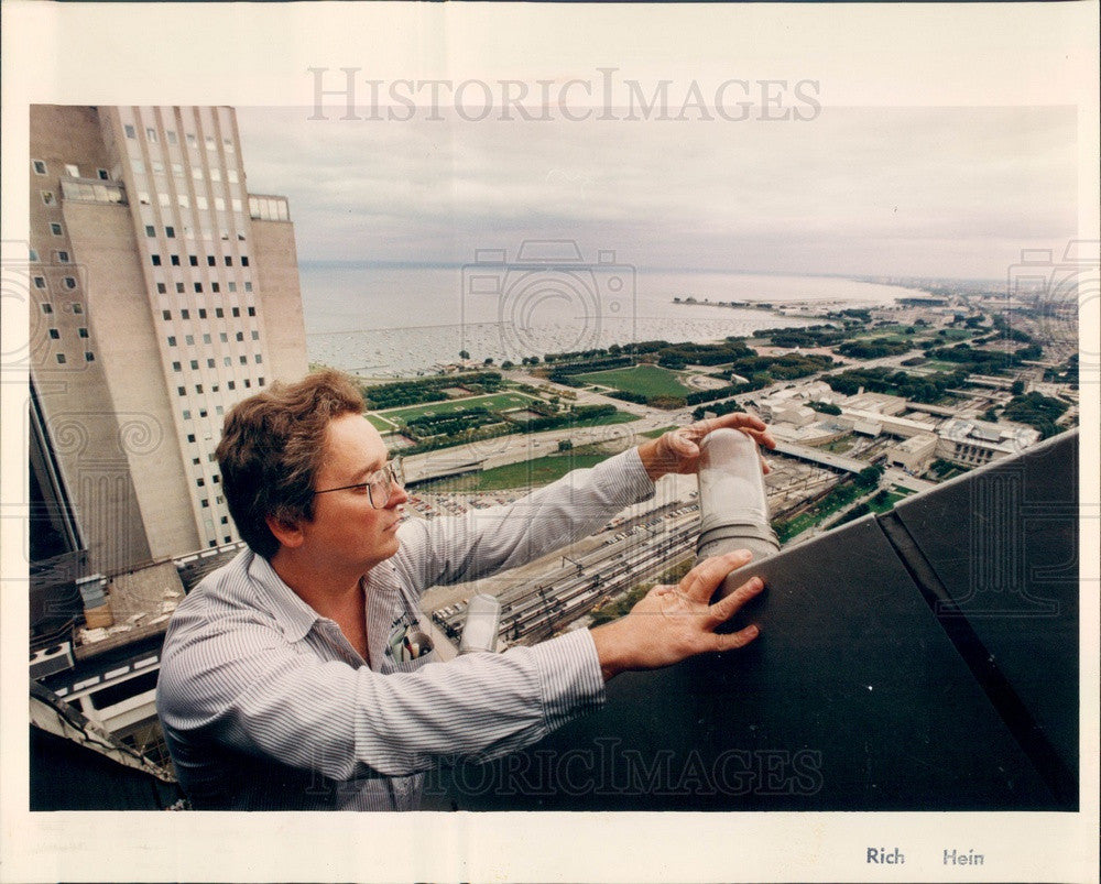 1993 Chicago, IL Stone Container Bldg Light Bulb Changer Pat Davitt Press Photo - Historic Images