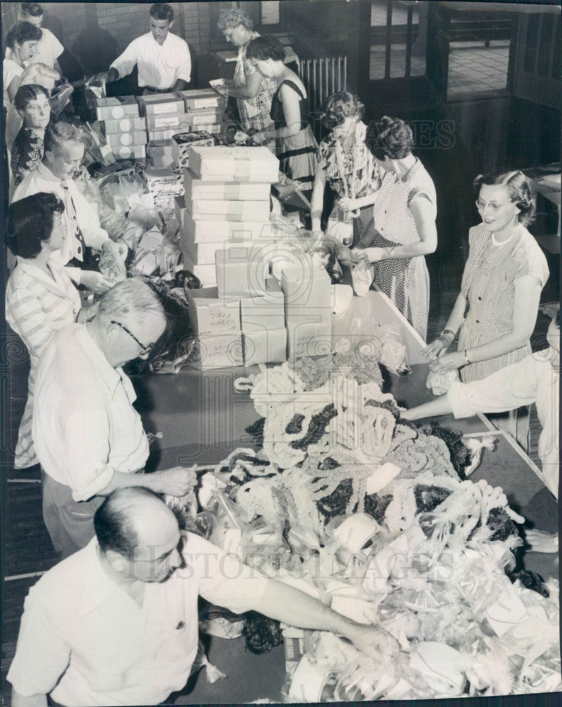 1952 Chicago, IL Orphans Automobile Day Assn Volunteers Pack Toys Press Photo - Historic Images