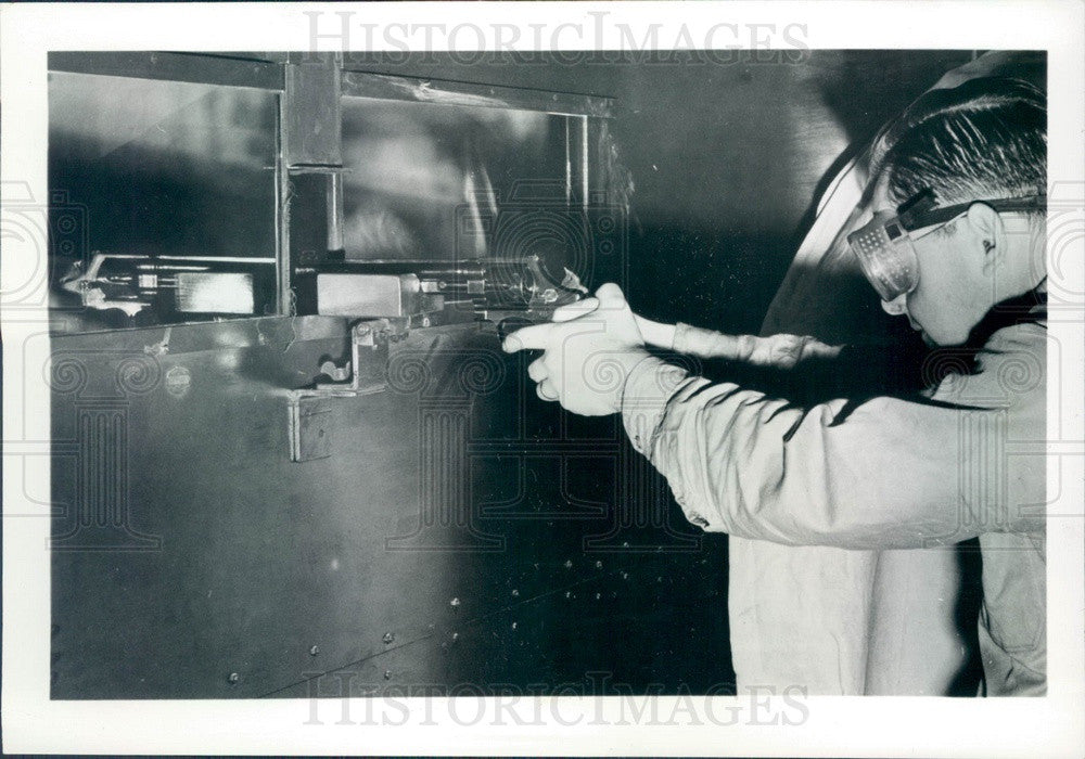 1969 Chicago, IL Underwriters&#39; Labs Bullet-Resistant Glass Test Press Photo - Historic Images