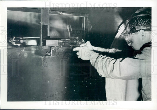 1969 Chicago, IL Underwriters' Labs Bullet-Resistant Glass Test Press Photo - Historic Images