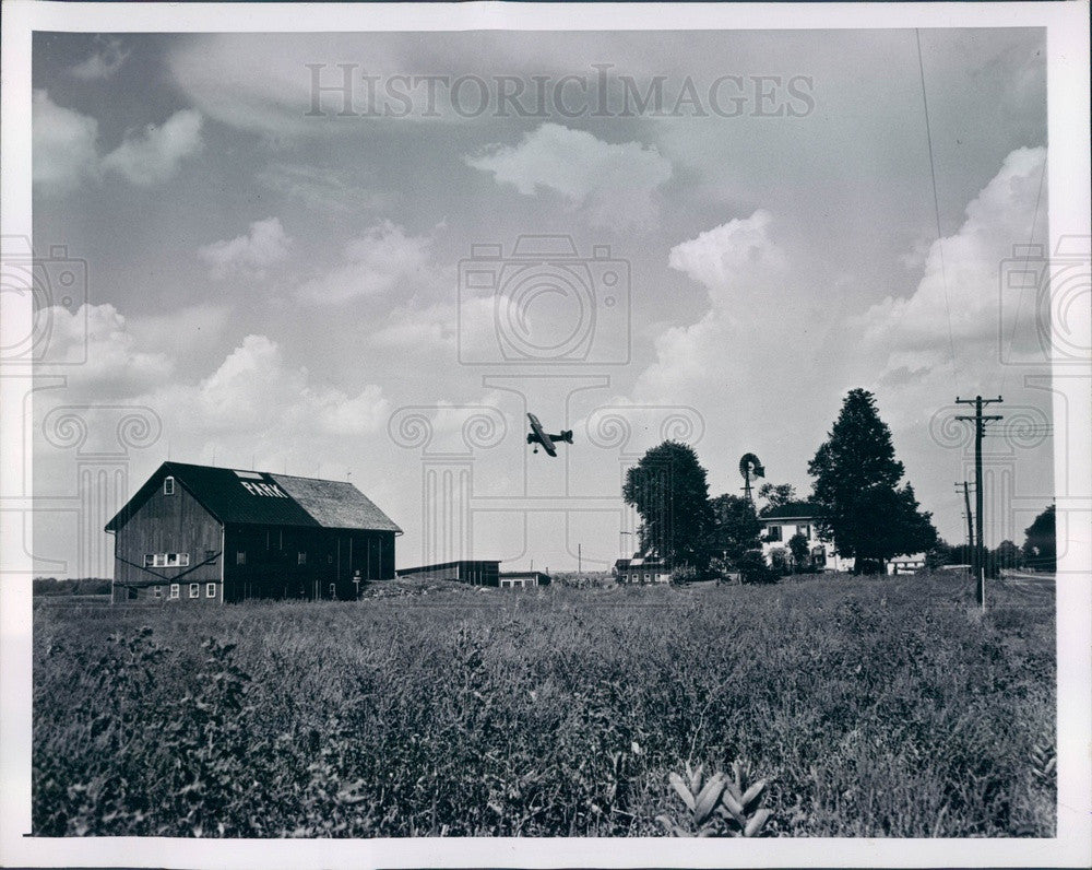 1945 Ohio, Park Ernsberger's Air Trail Inn & Plane Coming In Press Photo - Historic Images