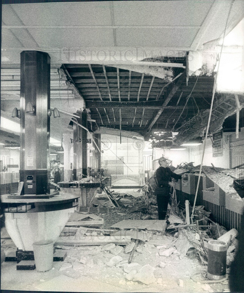 1979 Chicago, Illinois Union National Bank Ceiling Collapse Press Photo - Historic Images