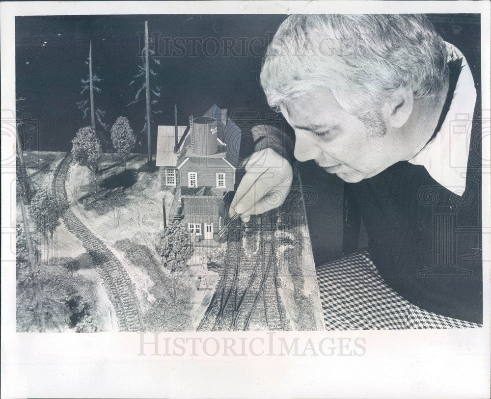 1976 Oak Park, Michigan Northwest Hobby Center Model Railroad Setup Press Photo - Historic Images