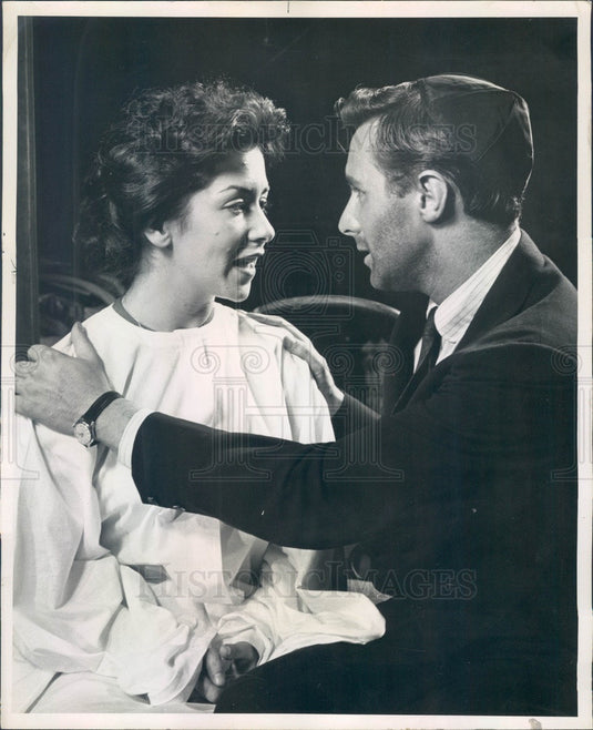1959 Actors Risa Schwartz & Donald Harron in The Tenth Man Press Photo - Historic Images