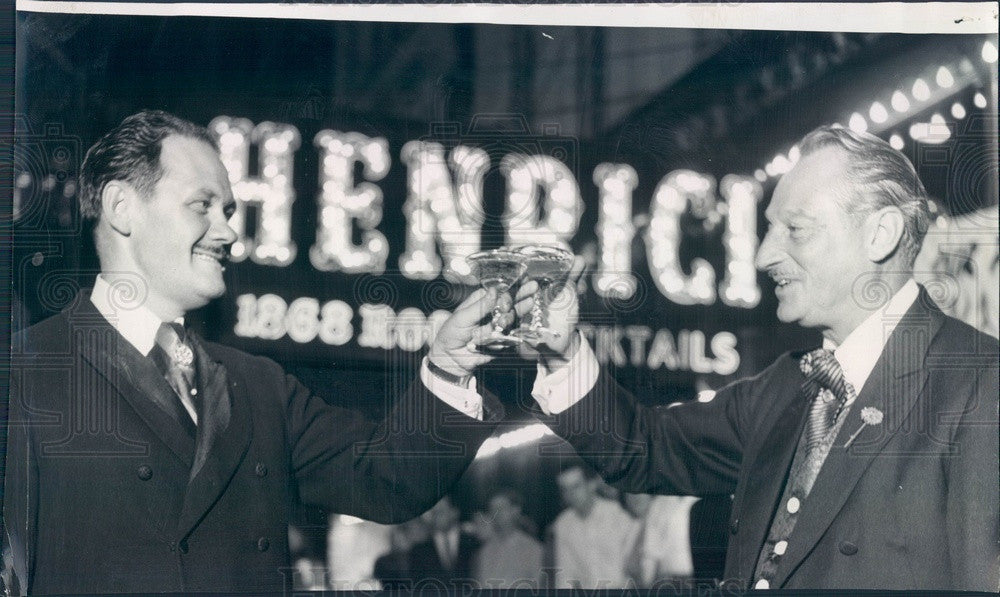 1962 Chicago, Illinois Henrici&#39;s Restaurant Farewell Toast Press Photo - Historic Images