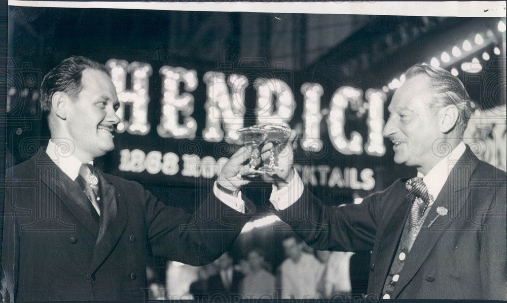 1962 Chicago, Illinois Henrici's Restaurant Farewell Toast Press Photo - Historic Images