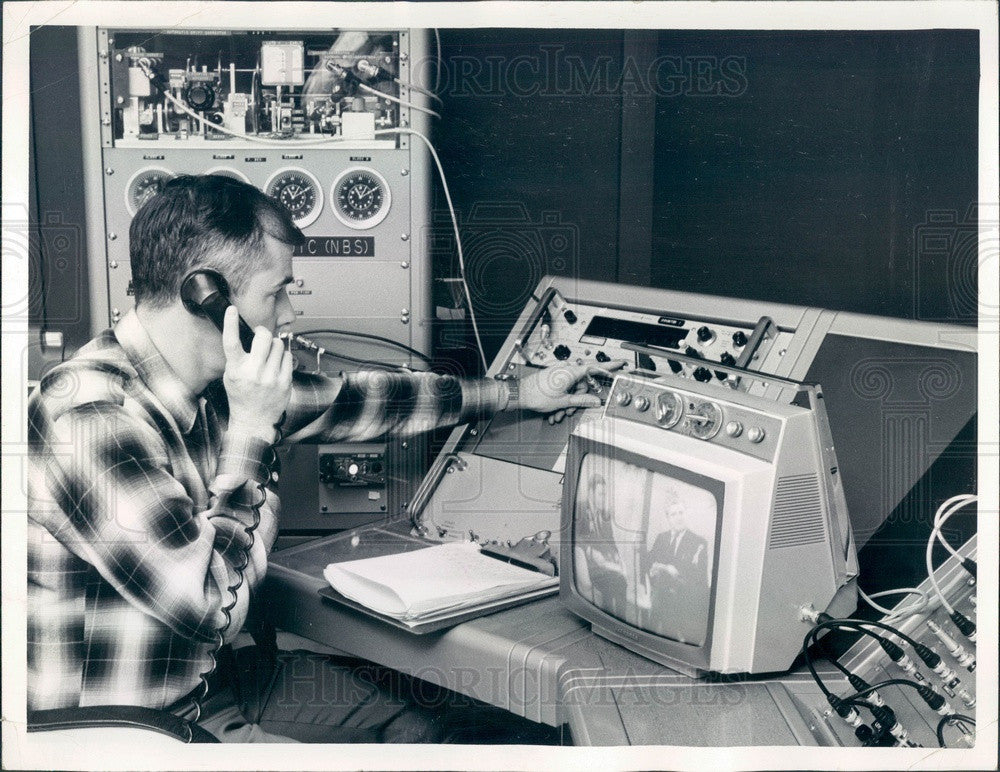 1969 Boulder, CO Physicist Howard Machlan Comparing Clock Readings Press Photo - Historic Images