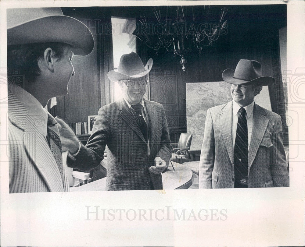 1975 CO Gov Richard Lamm with Hoof and Horn Magazine Publishers Press Photo - Historic Images