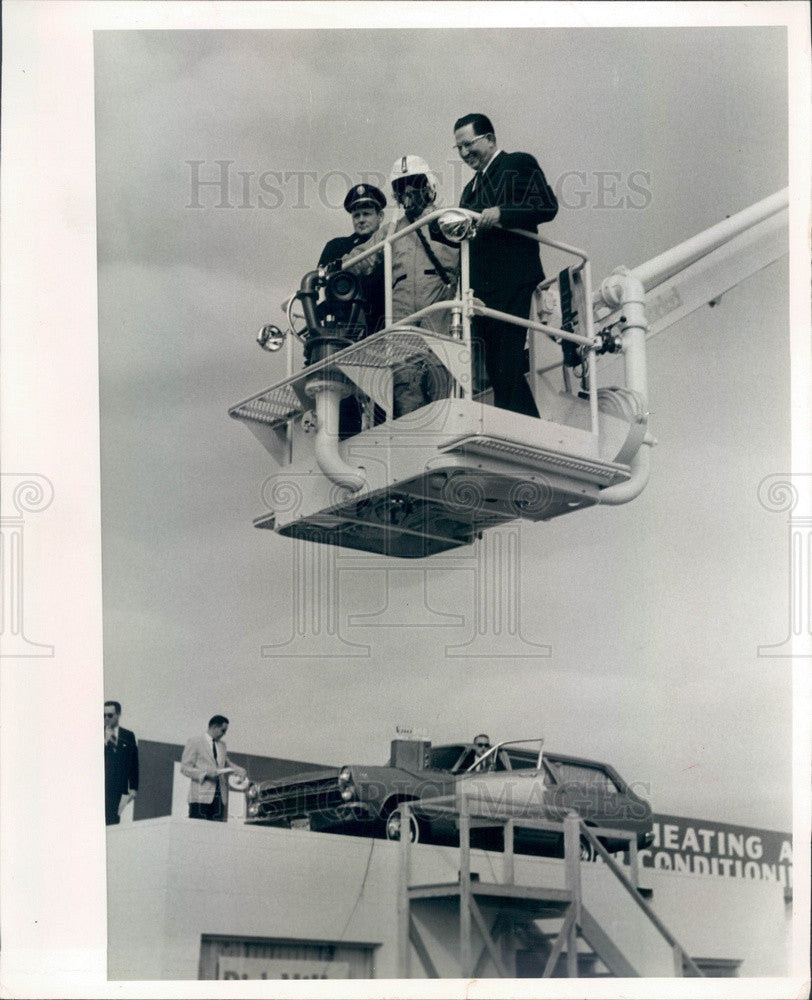 1966 Clearwater, Florida WAZE Radio Stunt, Dick Whiting Hoisted Press Photo - Historic Images