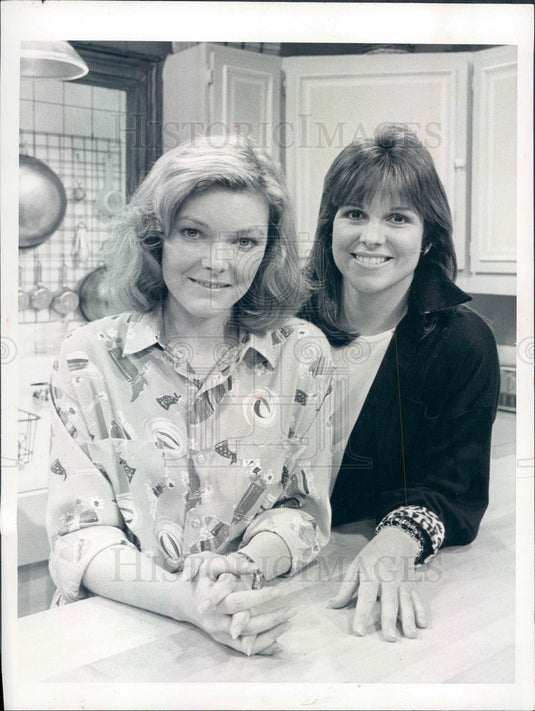 1987 Hollywood Actors Susan Saint James/Jane Curtin on Kate & Allie Press Photo - Historic Images