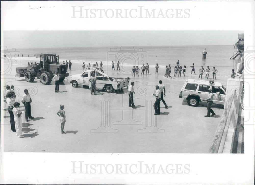 1985 Clearwater, FL Police Vehicle Stuck In Sand, Wrecker Pulled Out Press Photo - Historic Images