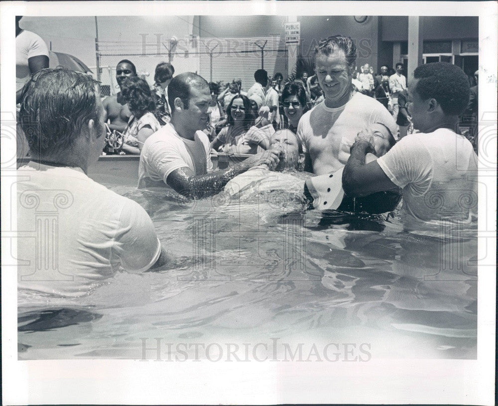 1977 St Petersburg, Florida Jehovah's Witnesses Baptism Press Photo - Historic Images