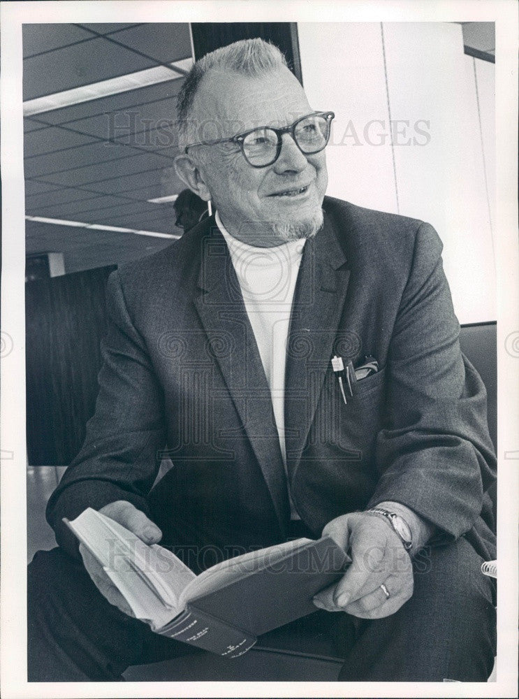 1968 Campbell, CA Graphologist Charlie Cole, Handwriting Analyst Press Photo - Historic Images