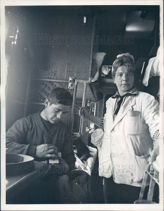 1965 Russia Trans-Siberian Railroad Food Hawker Press Photo - Historic Images