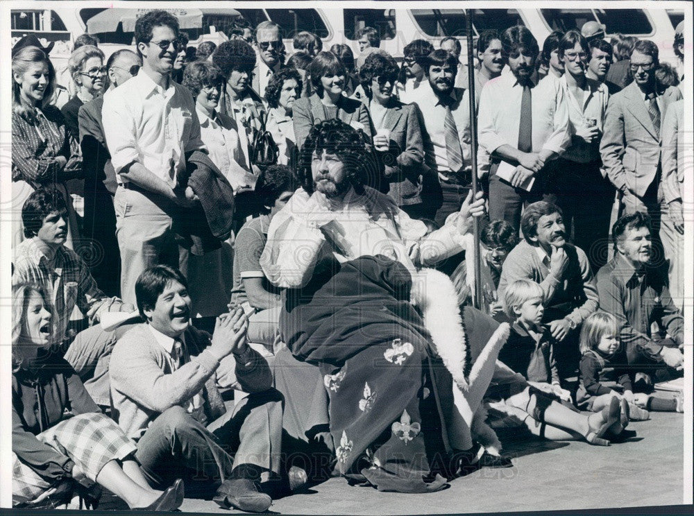 1981 Colorado State Senator Dennis Gallagher & Regis College Players Press Photo - Historic Images