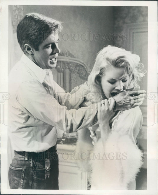1969 Actors George Peppard & Carroll Baker in The Carpetbaggers Press Photo - Historic Images