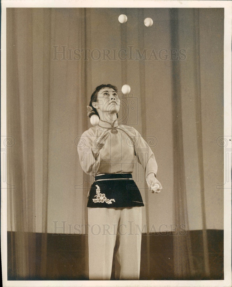 1973 China Shenyang Acrobatic Troupe, Juggler Press Photo - Historic Images