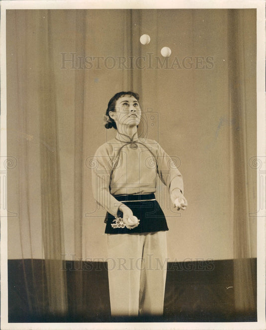 1973 China Shenyang Acrobatic Troupe, Juggler Press Photo - Historic Images