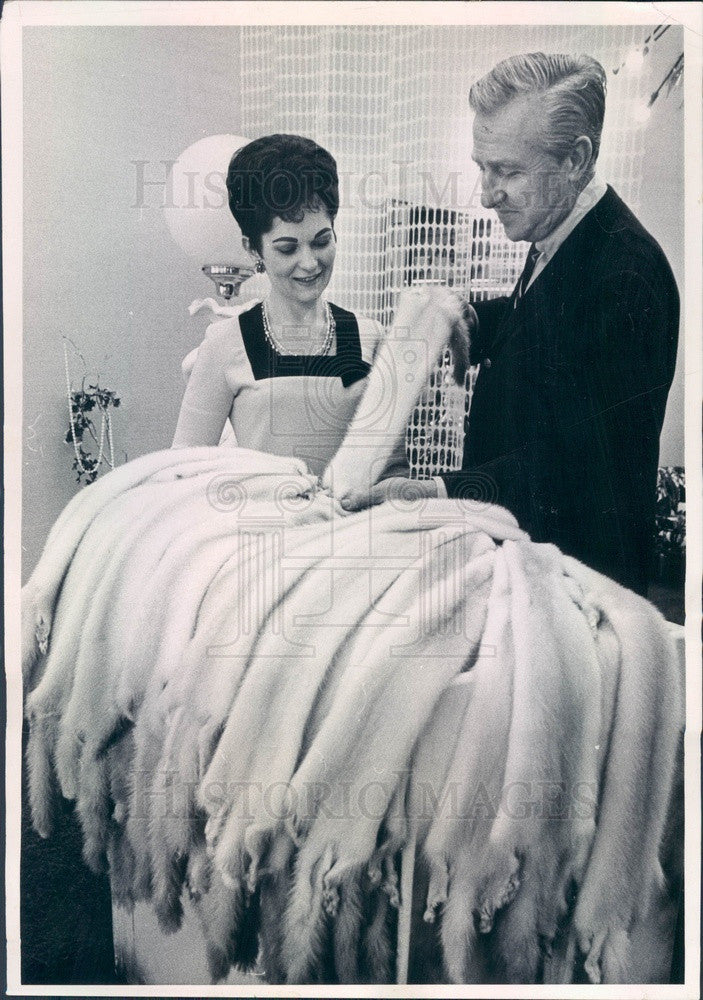 1968 Denver, CO Lloyd&#39;s Furs President Richard Kaye &amp; Mink Skins Press Photo - Historic Images