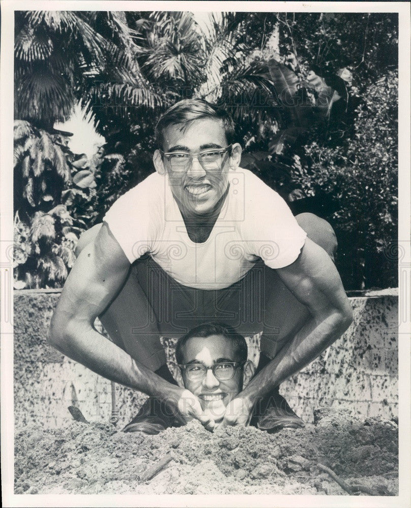 1965 St Petersburg, FL Sunken Gardens Gardeners Joe & Charlie Blanco Press Photo - Historic Images