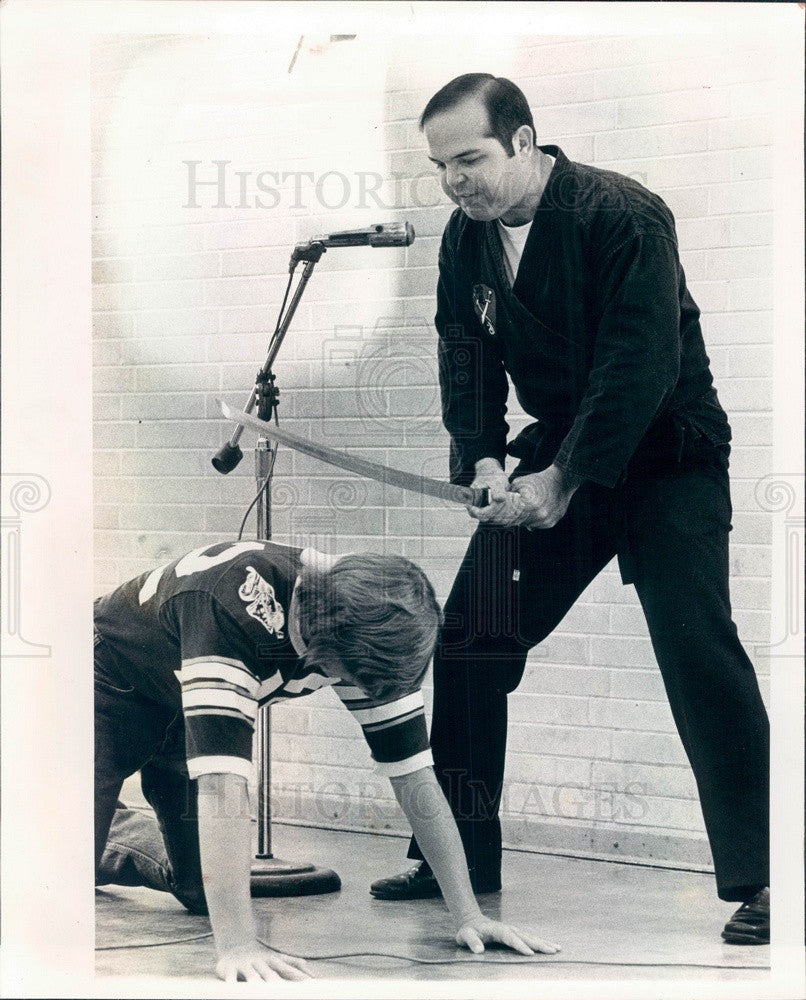 1976 Sarasota, FL Evangelist &amp; Samurai Sword Expert Dean Blakeney Press Photo - Historic Images