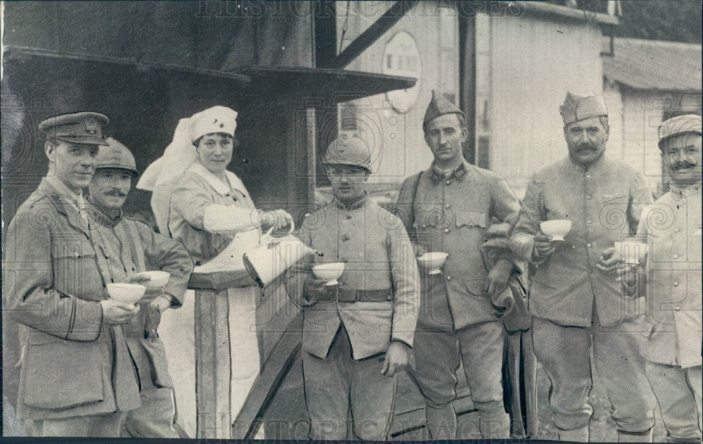 1921 France, Mrs. Harry English Serving Soldiers at Her Canteen Press Photo - Historic Images